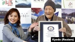 Cụ Masazo Nonaka nhận giấy chứng nhận từ Guinness năm ngoái.