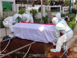 Jenazah Rachmawati Soekarnoputri dimakamkan di TPU Karet Bivak dengan standart protokol kesehatan pasien COVID-19 pada 3 Juli 2021. (Foto: VOA/Indra Yoga)