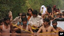 Evacuation des sinistrés dans la zone de Nowshera, Pakistan, 30 juillet 2010.