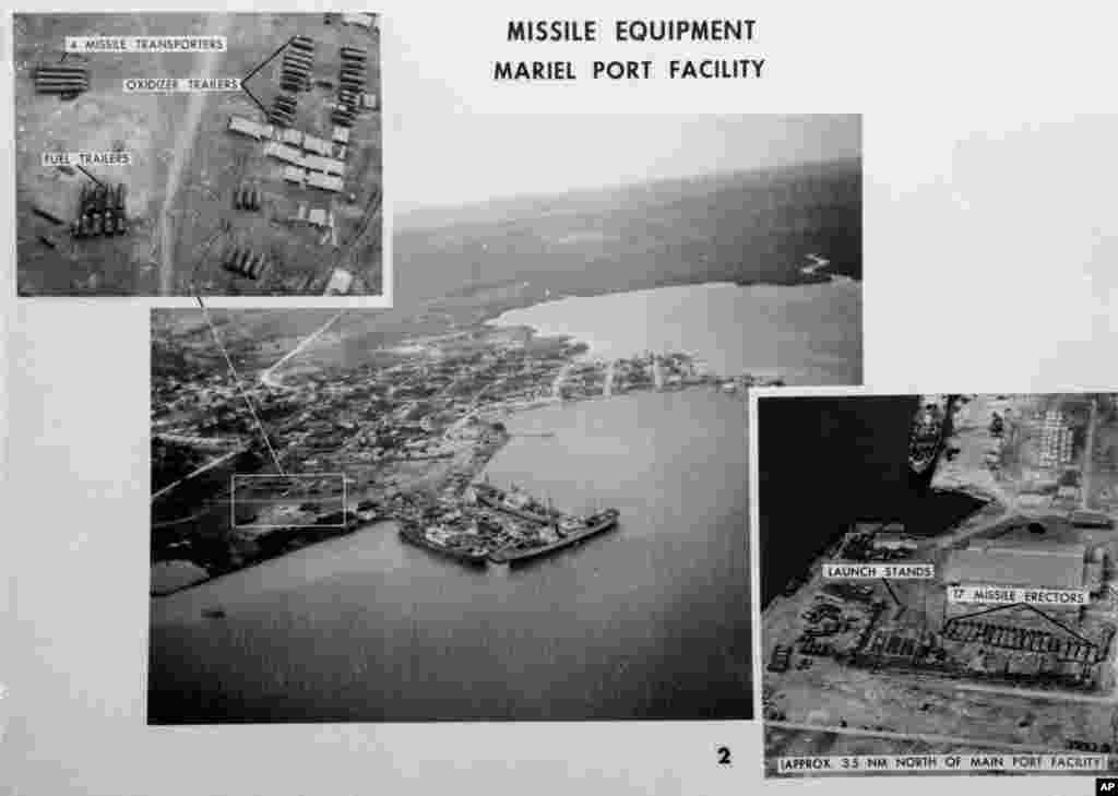 Hình về cảng hải quân Mariel của Cuba do bộ quốc phòng Mỹ công bố ngày 4/11/1962. Bộ này xác định các tàu cặp bến là tàu hàng Xô-viết. Bên góc trái là phóng ảnh của các thiết bị tên lửa trong khu vực đóng khung phía dưới