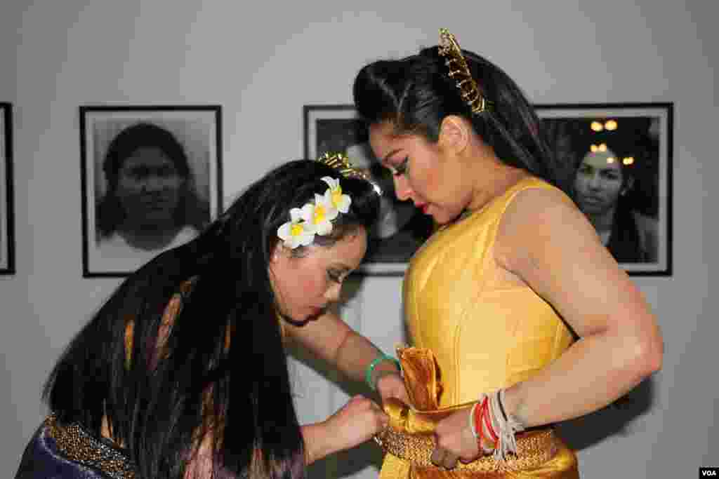 អ្នករាំរបាំបុរាណខ្មែរប្រុងប្រៀបសម្តែងនៅកម្មវិធីរៃអង្គាសថវិកានិងការលក់ដេញថ្លៃវត្ថុមួយចំនួនរបស់អង្គការ Caring for Cambodia (CFC) នៅរដ្ឋធានីវ៉ាស៊ីនតោនកាលពីថ្ងៃ៤ ខែឧសភា ឆ្នាំ២០១៧ ដើម្បីផ្តល់មូលនិធិឧបត្ថម្ភដល់កម្មវិធីអប់រំនៅតាមសាលារៀនចំនួន២១កន្លែងនៅតាមតំបន់ជនបទខេត្តសៀមរាប។ (VOA)