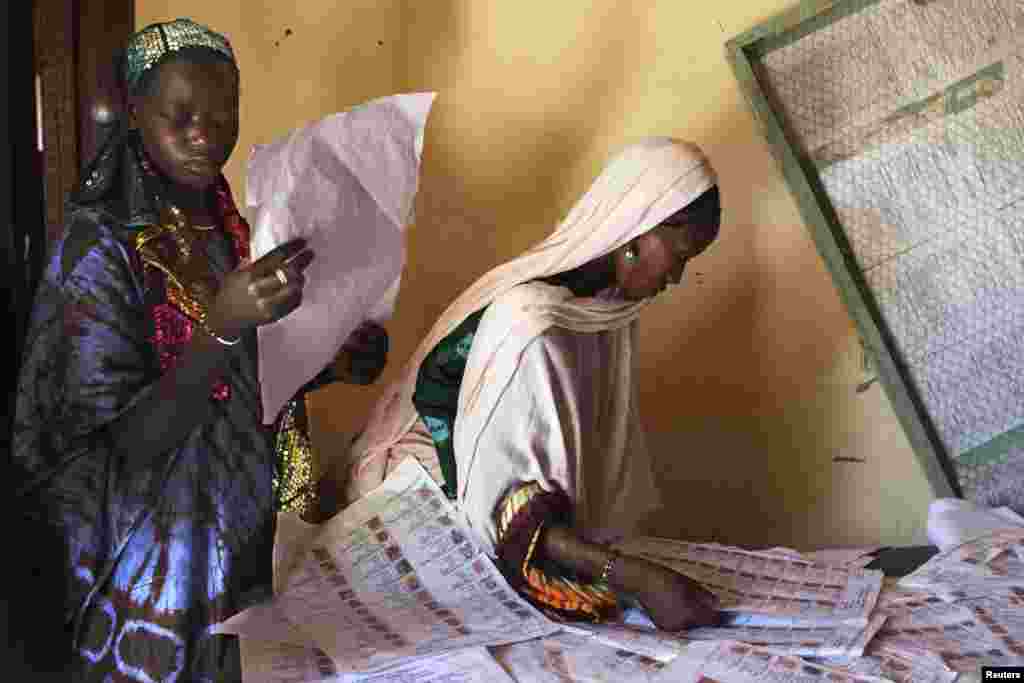 Dvije Malijke iz Timbuktua traže svoja imena na biračkim listovima da bi vidjele na kojim glasačkim mjestima će glasati na nedeljnim predsjedničkim izborima u Maliju.
