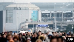 Warga meninggalkan lokasi ledakan di bandar udara Zaventem dekat Brussels, Belgia (22/3). 