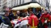 Bomberos evacúan en una camilla a un hombre herido en una explosión por una fuga de gas en París, Francia, el 12 de enero de 2019. (AP Foto/Thibault Camus)