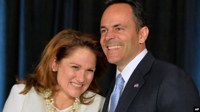 El gobernador electo de Kentucky, Matt Bevin, y su esposa Glenna, saluda a partidarios tras la victoria electoral el martes, 3 de noviembre de 2015 en Louisville, Kentucky.