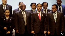 Presiden Joko Widodo, Menteri Perdagangan Rahmat Gobel (kanan) dan Menteri Luar Negeri Retno Marsudi (kiri) di tengah para pemimpin Asia Afrika di Jakarta (21/4). (AP/Dita Alangkara)