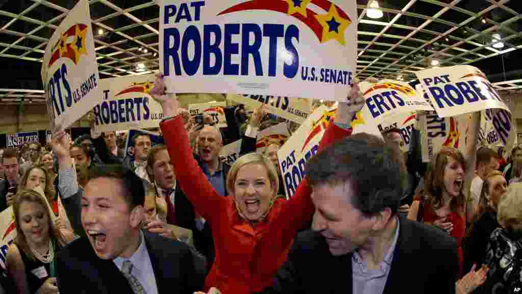 Des partisans applaudissent avant le discours de victoire du sénateur de Kansas Pat Roberts fait lors de la soirée électorale, le 4 novembre 2014, à Topeka. 