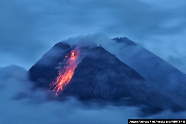 Gunung Merapi menyemburkan lahar panas saat meletus, seperti terlihat dari Wonorejo di Sleman, Yogyakarta, 18 Januari 2021. (Foto: Antara/Andreas Fitri Atmoko via REUTERS)