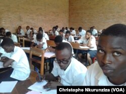 Les élèves de l'école secondaire passent leurs concours national, à Bujumbura, Burundi, le 21 juin 2017. (VOA/Christophe Nkurunziza)