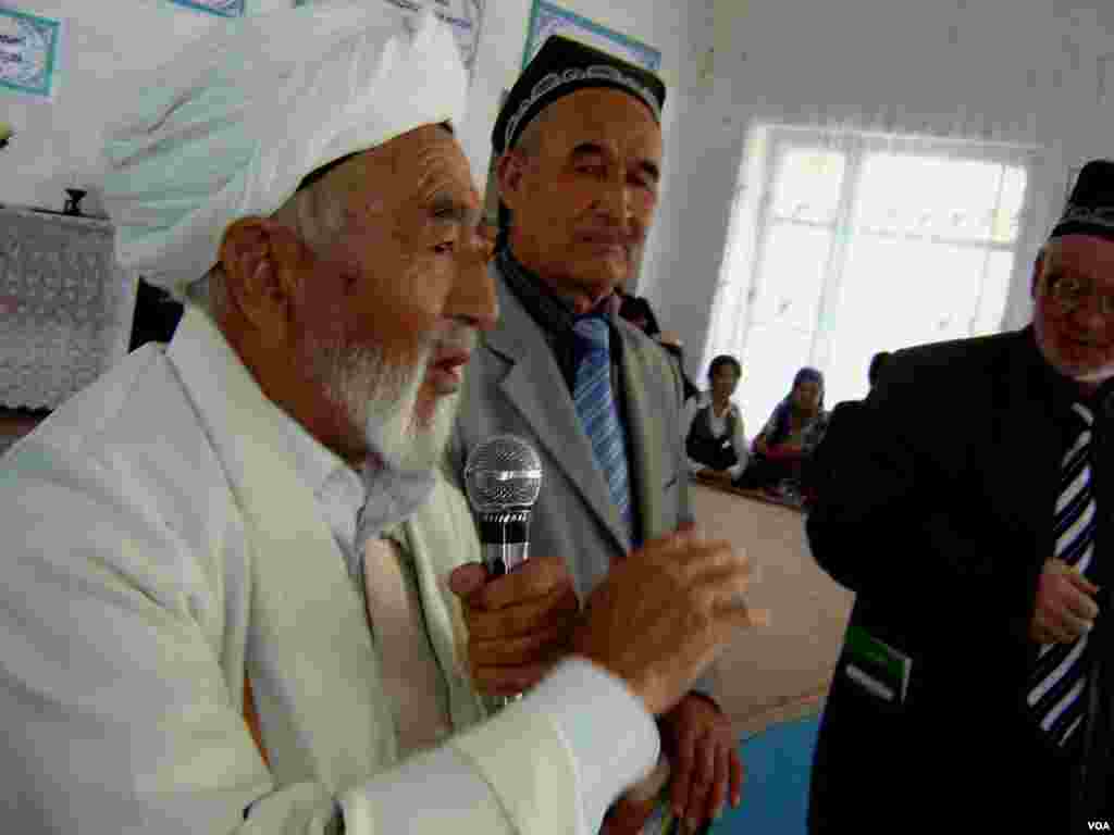 Keksa shoir Hakim Bozor o'z g'azallarini o'qimoqda