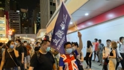 有遊行人士身穿印上英國國旗的T恤，高舉香港獨立旗幟 (攝影：美國之音湯惠芸）