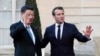法國總統馬克龍與中國國家主席習近平在巴黎愛麗舍宮會晤後向記者揮手致意。（資料照片，2019年3月25日）