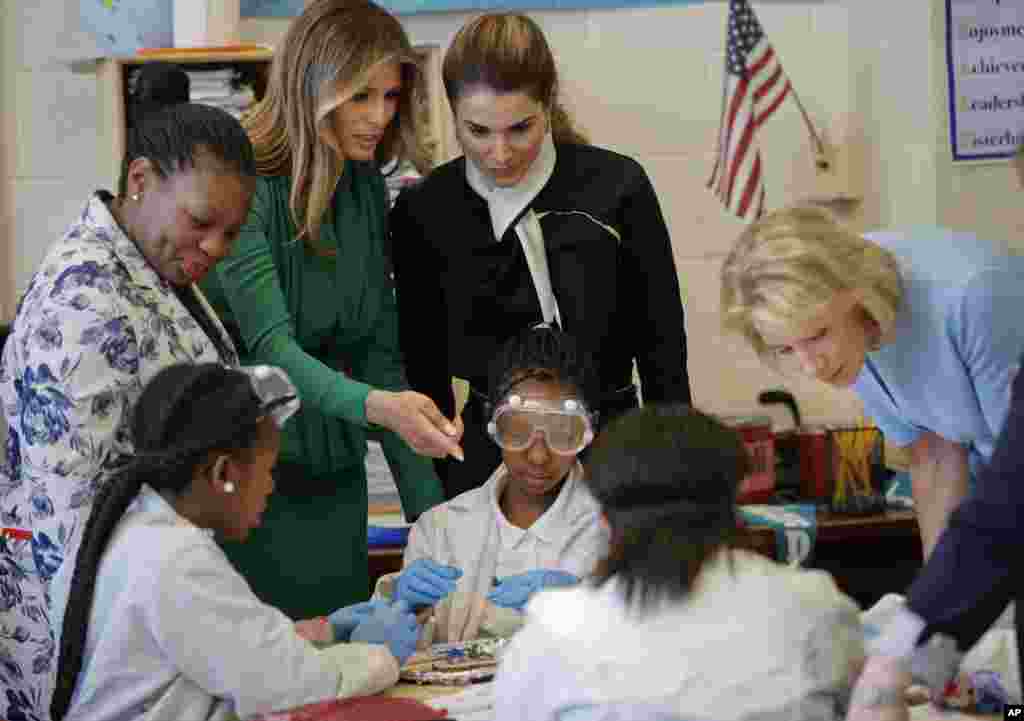 Мелания Трамп и королева Иордании Рания беседуют со студентами во время занятия в общественной школе в Вашингтоне. 5 апреля 2017 года