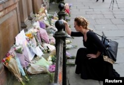 Los homenajes a las víctimas del ataque en el Manchester Arena se multiplican el martes.