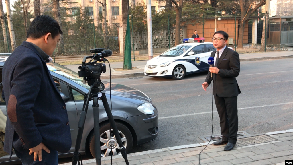 2017年3月4日下午，朝鲜驻中国大使馆外，韩国媒体在关注被马来西亚驱逐的朝鲜人李忠哲抵达北京后的活动。（美国之音叶兵拍摄）