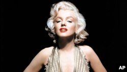 Marilyn Monroe marcó una moda de belleza para las estrellas del momento en Hollywood, sin embargo, parte de su perfecta apariencia fue lograda gracias a un bisturí.