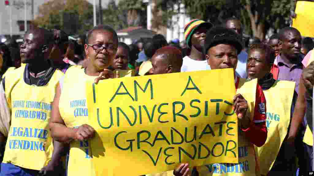 Une vendeuse de rue du Zimbabwe écrit sur une banderole qu&rsquo;elle est diplômée d&rsquo;université, exhortant le gouvernement à arrêter de les chasser lors d&#39;une manifestation à Harare, le 24 juin 24, 2015.