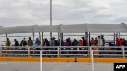 Demandeurs d'asile venus d'Amérique centrale, alignés sur le pont international Paso del Norte de Ciudad Juarez, au Mexique, en vue demander l'asile politique aux États-Unis, le 9 janvier 2019. 