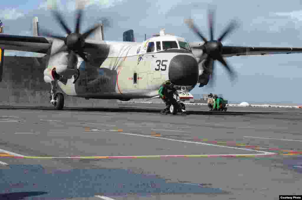 Chiếc máy bay chở hàng C-2 Greyhound chuẩn bị cất cánh mang theo phẩm vật cứu trợ nạn nhân bão lụt từ tàu sân bay USS George Washington trong vùng biển Philippines, ngày 16/11/2013.