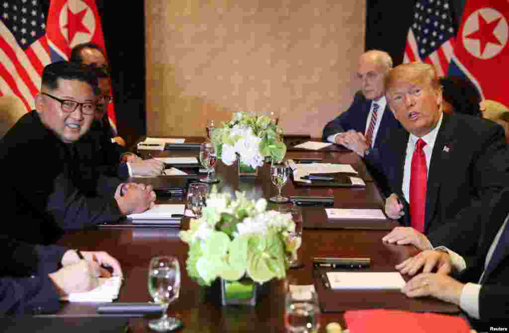 بعد از ملاقات خصوصی، پرزیدنت ترامپ و رهبر کره شمالی به همراه مشاوران و وزرای شان دیدار سران دو دولت را برگزار کردند.&nbsp; &nbsp; 