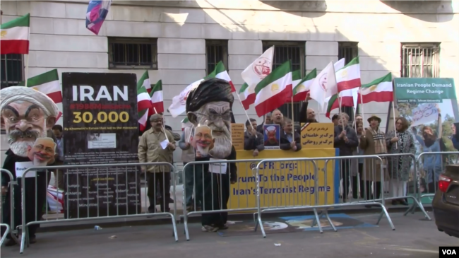 Supporters of the Organization of Iranian American Communities (OIAC) protest Iranian Foreign Minister Mohammad Javad Zarif's appearance at the Council on Foreign Relations in New York, April 23, 2018.
