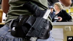 미국 텍사스주 스프링 시 총기 판매점에서 점원이 총을 차고 일을 하고 있다. (자료사진)