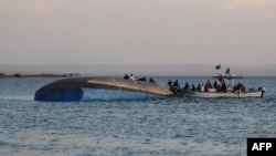 Des enquêteurs en plein travail sur le ferry chaviré MV Nyerere avec un bilan de plus de 150 morts dans le lac Victoria, en Tanzanie, le 21 septembre 2018.