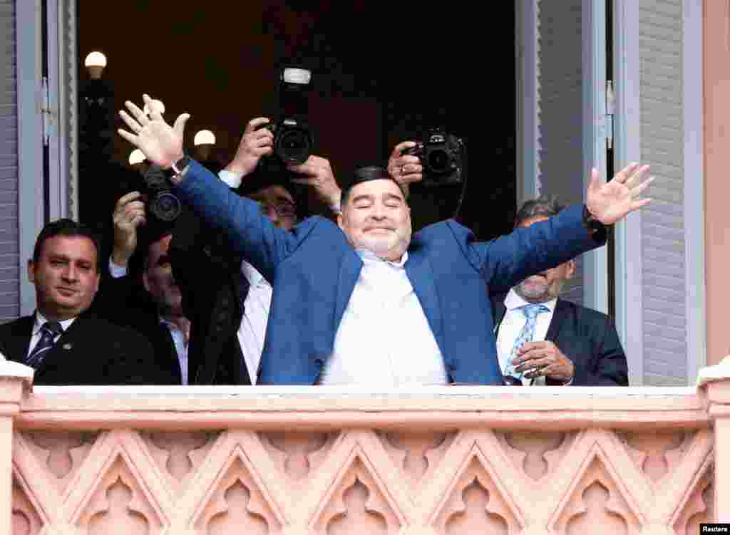 A lenda do futebol argentino Diego Armando Maradona acena da varanda do Palácio Presidencial Casa Rosada após o encontro com o Presidente da Argentina, Alberto Fernandez, em Buenos Aires. 26 dezembro 2019