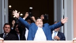 Maradona salió al balcón de la Casa Rosada para saludar a algunos fanáticos que se congregaron frente al edificio de gobierno (Foto: Reuters/Franco Fafasuli)