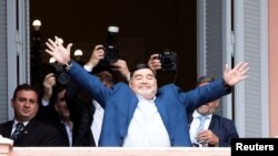 Maradona salió al balcón de la Casa Rosada para saludar a algunos fanáticos que se congregaron frente al edificio de gobierno (Foto: Reuters/Franco Fafasuli)