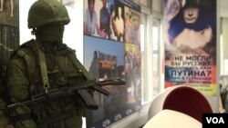 FILE - A mannequin soldier holding a rifle represents the "little green men" whom Russia dispatched to help annex Ukraine's Crimea. (VOA video screengrab)