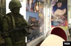 FILE - A mannequin soldier holding a rifle represents the "little green men" whom Russia dispatched to help annex Ukraine's Crimea. (VOA video screengrab)