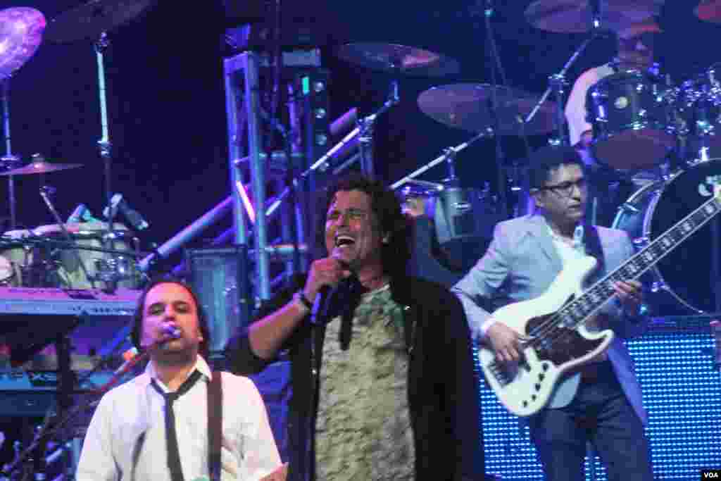 El cantante colombiano Carlos Vives llegó a Virginia para ofrecer un concierto en el Patriot Center como parte de su gira&nbsp; &quot;Corazón Profundo Tour- Como Le Gusta a Mi Pueblo&quot; 2013. [Foto: Mitzi Macias, VOA].