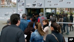 25일 스페인 바달로나에서 직업 소개소에 들어서기 위해 구직자들이 줄 서 있다.