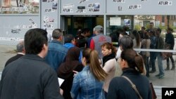 西班牙人在一個失業登記中心排隊。