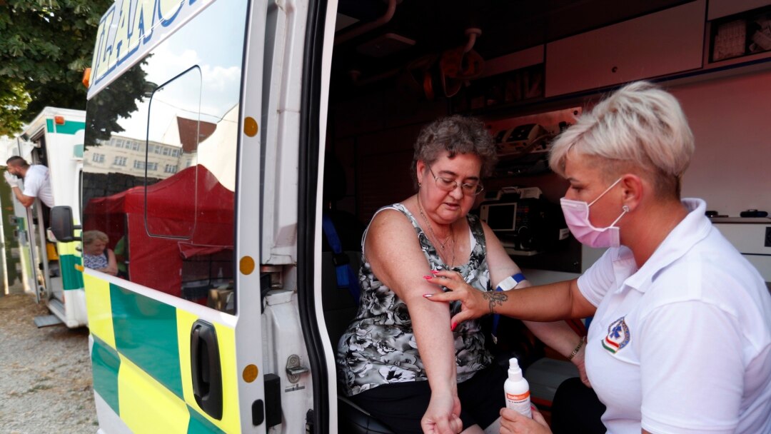 Seorang staf medis mengambil darah untuk tes antibodi di Budapest, Kamis, 8 Juli 2021. (AP)