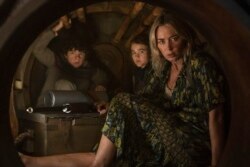 Dari kiri ke kanan, Noah Jupe, Millicent Simmonds dan Emily Blunt dalam sebuah adegan "A Quiet Place Part II."(Jonny Cournoyer/Paramount Pictures via AP)