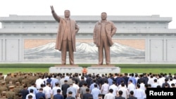 ARSIP - Warga dan prajurit berkumpul untuk mempersembahkan bunga pada patung pendiri negara Kim Il Sung dan Kim Jong Il pada Hari Songun di Bukit Mansu, Pyongyang, Korea Utara yang dirilis tanggal 26 Agustus 2018 (foto: KCNA via Reuters)