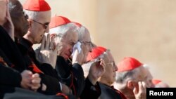 Para kardinal saat menghadiri audiensi terakhir Paus Benediktus XVI di Vatikan (27/2). Mereka akan menetapkan tanggal pemilihan Paus dan mengidentifikasi calon-calon Paus.