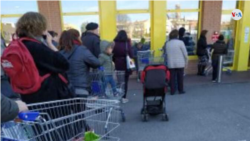Las personas ahora hacen fila para poder entrar a los supermercados de Milán para hacer sus compras. (Courtesy photo: Rosy Figueroa)
