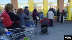 Las personas ahora hacen fila para poder entrar a los supermercados de Milán para hacer sus compras. (Courtesy photo: Rosy Figueroa)