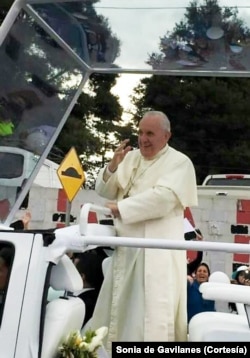 Saludando desde el papamóvil. Foto: Sonia de Gavilanes.