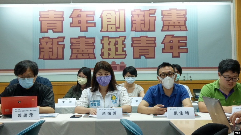 台湾绿党6月3日联合台湾青年民主协会等十余个青年团体举行记者会提出公投案。(美国之音黄丽玲拍摄)