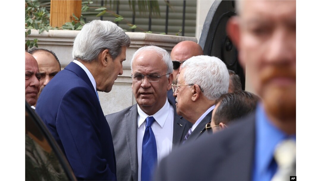 U.S. Secretary of State John Kerry, center left, speaks with Palestinian President Mahmoud Abbas, center right, and Abbas aide Saeb Erekat, center, after their meeting at Abbas' residence in Amman, Jordan, Oct. 24, 2015.