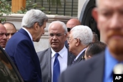 U.S. Secretary of State John Kerry, center left speaks with Palestinian President Mahmoud Abbas center right, and close aide to Abbas, Saeb Erekat, center, after their meeting at Abbas's residence in Amman, Jordan, Oct. 24, 2015.