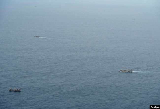 厄瓜多尔海军在加拉帕戈斯群岛附近的太平洋海域上监视一支大多插着中国国旗的渔船船队。（2020年8月7日）