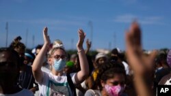 ARCHIVO - Manifestantes antigubernamentales protestan contra la escasez y los altos precios de los alimentos en el monumento a Máximo Gómez en La Habana, Cuba, el 11 de julio de 2021. 