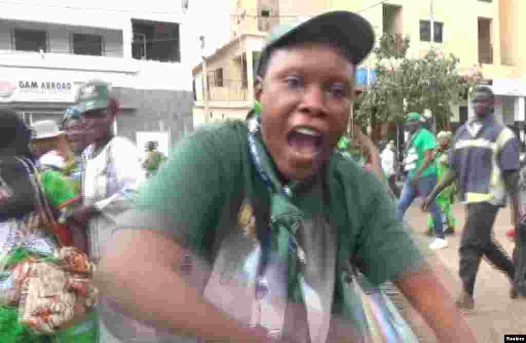 Des partisans du président Yahya Jammeh manifestent près de la Cour suprême à Banjul, Gambie, 10 janvier 2017.