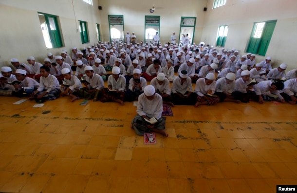 FILE - Students pray during the first day of the holy month of Ramadan at Al-Mukmin Islamic boarding school in Solo, in Indonesia's Central Java province, August 1, 2011.