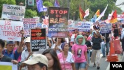 The women's advocacy group Gabriela is one of the lead organizers of anti-American military protests like this one in Manila ahead of President Barrack Obama's visit, April 23, 2014. (Simone Orendain/VOA)